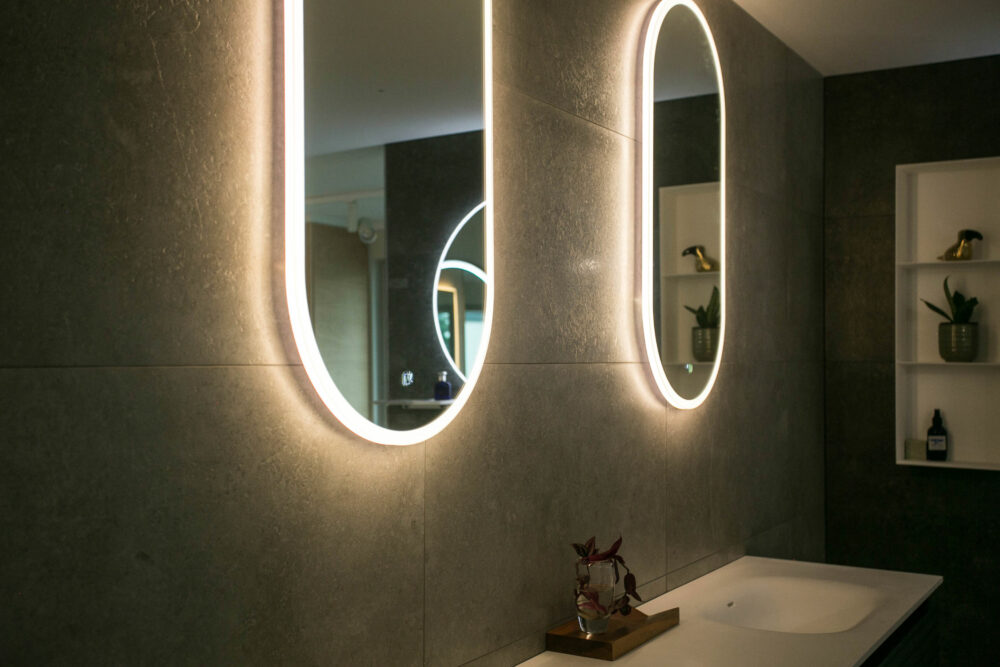 ARUVO™ BRILLANCE Acrylic Framed Oval Mirror w/ Led Light & Demister - Image 4