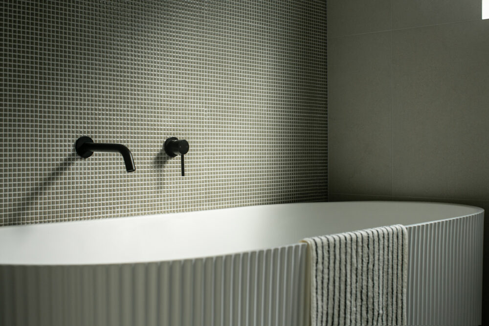 ARUVO™ VENTRO Basin/Bath Spout | Matte Black - Image 2